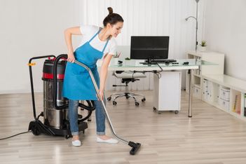 Neteges Montserrat persona limpiando piso